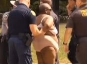 Americana é presa por fazer strip-tease durante coletiva de imprensa