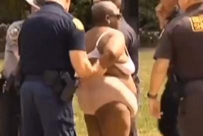 Americana é presa por fazer strip-tease durante coletiva de imprensa