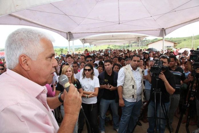 Vice governador Nonô em Murici entregando as casas populares
