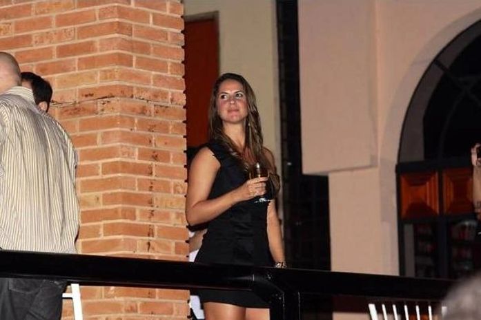 Namorada de Zezé Di Camargo preferiu uma mesa longe do palco e dos holofotes.