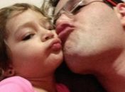 Em pose com a filha Maria Sophia, Pedro Leonardo lembra um ano do acidente e agradece que o ajudou na sua luta. 