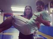 Sabrina Sato publicou foto dos bastidores do filme 'Aprendiz de Samurai' e brinca carregando o protagonista Caio Castro