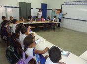 Crianças ficam atentas às orientações em sala de aula