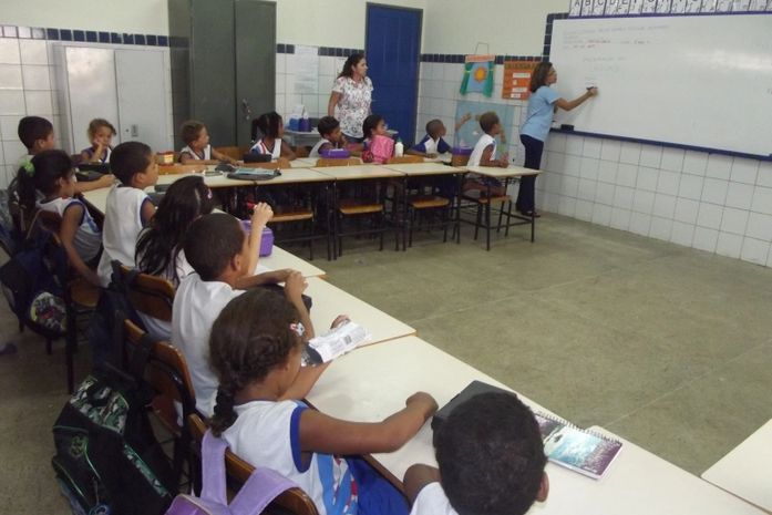 Crianças ficam atentas às orientações em sala de aula