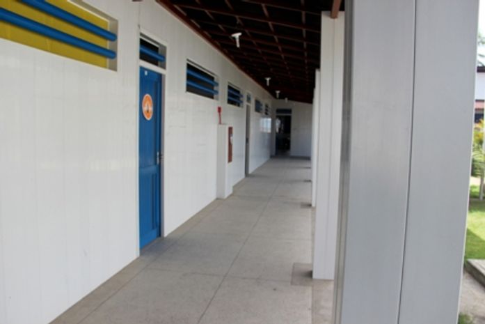 Paredes da escola são feitas de PVC concreto