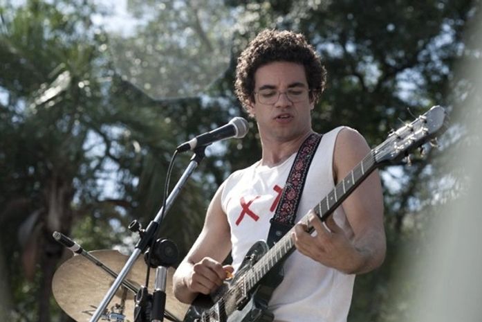 'Somos tão jovens' tem Renato Russo 'real' e texto artificial