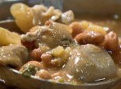 Receita portuguesa de  sopa de pedra mistura feijão, carne e batatas