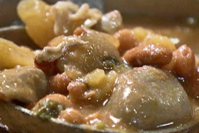 Receita portuguesa de sopa de pedra mistura feijão, carne e batatas