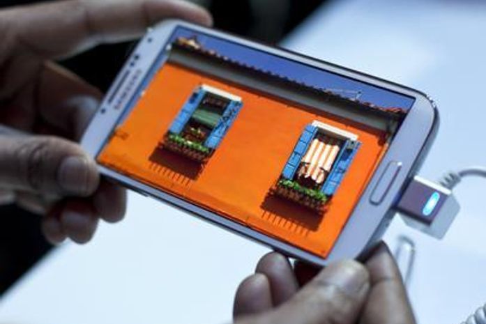 Novo smartphone conta com recursos de software como navegação por gestos e controle pelo olhar