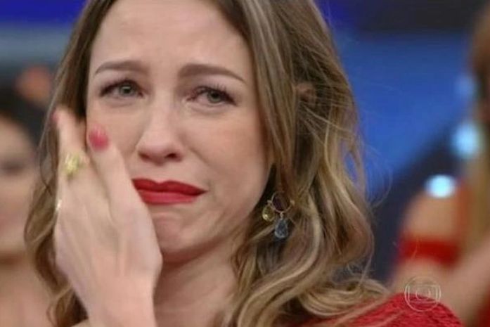 Luana Piovani se emociona durante participação no quadro Arquivo Confidencial, do 'Domingão do Faustão'.
