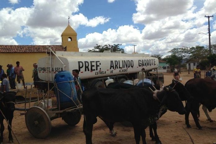 Carreta usada como carro-pipa para abastecer município