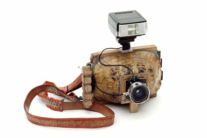 Artistas criaram câmera fotográfica usando casco de tartaruga para obra de arte