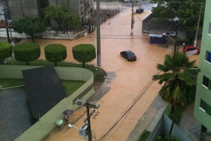 Moradores ficam ilhados em suas casas