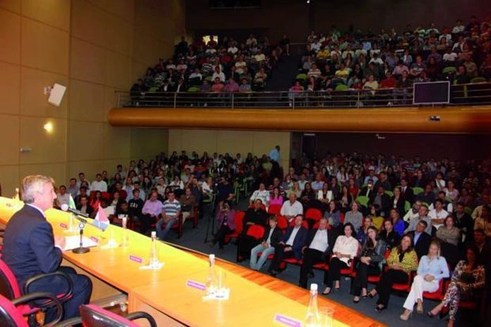 Palestra de Collor atrai multidão no Paraná