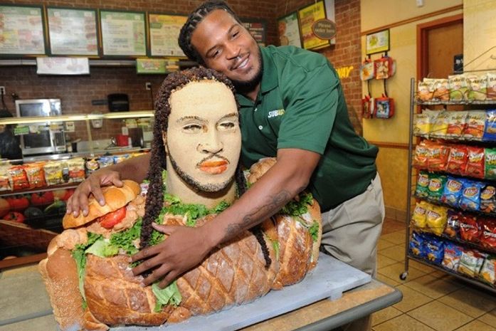 Jogador de futebol americano abraça 'irmão gêmeo' feito de sanduíche