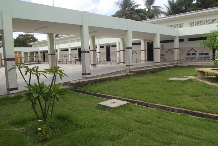 Jardim da escola Maria Ivone é mantido pelos alunos