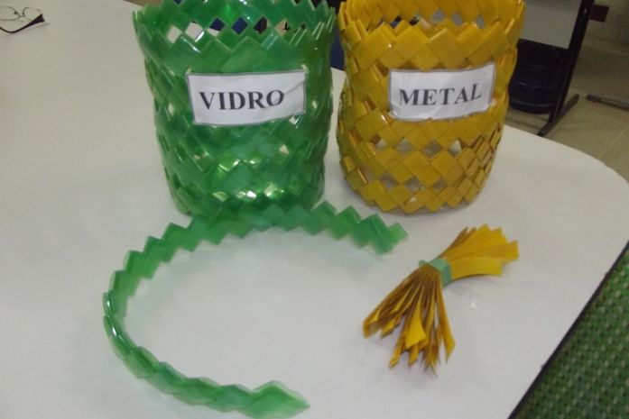 Lixeiras são produzidas com garrafas Pet