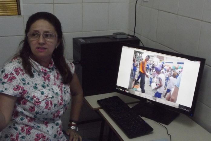 Banda da escola usou instrumentos reciclados