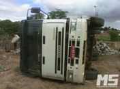 Caminhão carregado com paralelepípedos tomba em Delmiro Gouveia