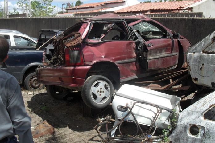 Carros e sucatas amontoadas