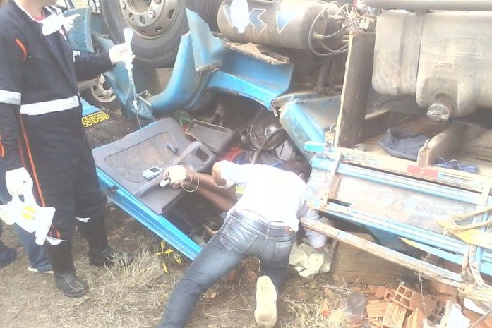 Vítimas sendo regatadas do caminhão