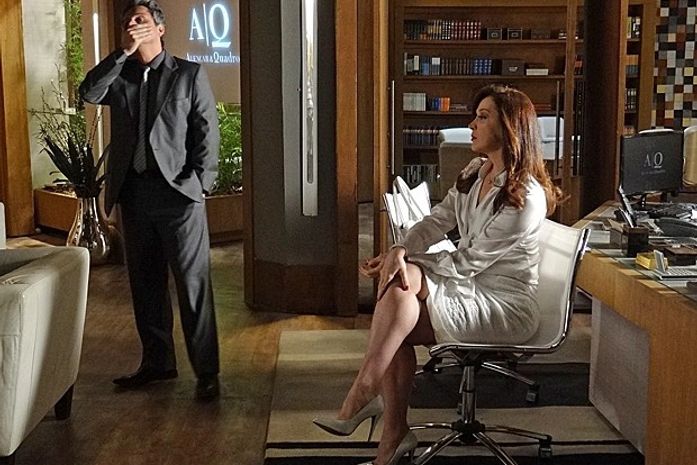 Pega na mentira! Stenio desconfia de Lívia e põe a vilã contra a parede