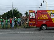 Homem é atropelado e arrastado por caminhão; motorista fugiu