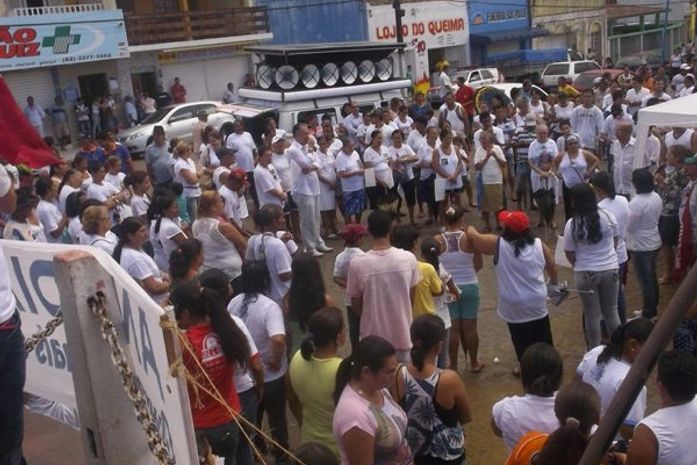 Anadienses realizam passeata pedindo paz e segurança para o município