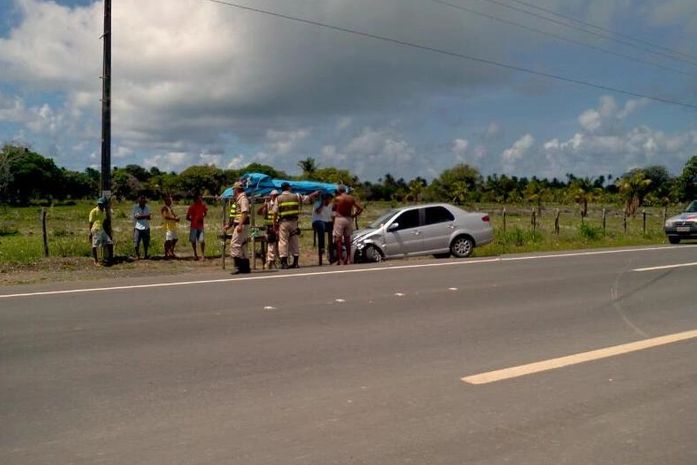 Carro atingiu barraca de cocada