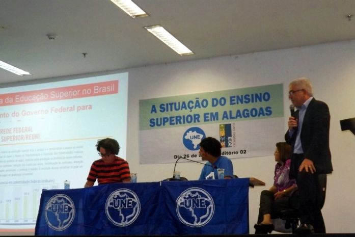 Alunos participam de palestra no centro de convecções sobre situação no ensino de Alagoas