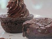 Deliciosa! Faça  uma tortinha de chocolate cremosa e com casquinha