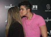 Luan Santana ganha beijo de namorada antes de show, em São Paulo