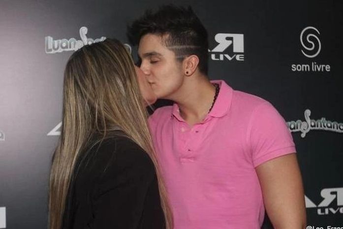 Luan Santana ganha beijo de namorada antes de show, em São Paulo
