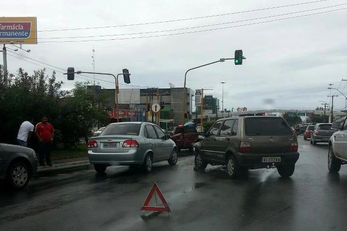 Colisão entre dois carros gera congestionamento na Av. Fernandes Lima