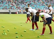 Caxirolas arremesadas no gramado
