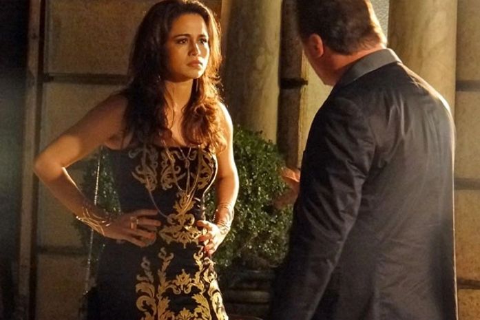 Emboscada! Morena discute com Russo na rua e é vítima de um atentado