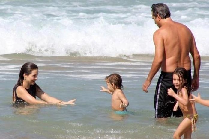 Claudia Abreu e a família aproveitam dia de praia no Leblon, no Rio