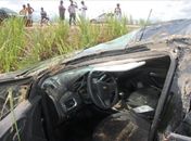 Carro foi parar no meio das canas