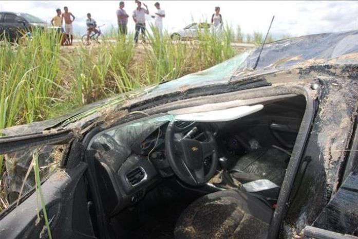 Carro foi parar no meio das canas