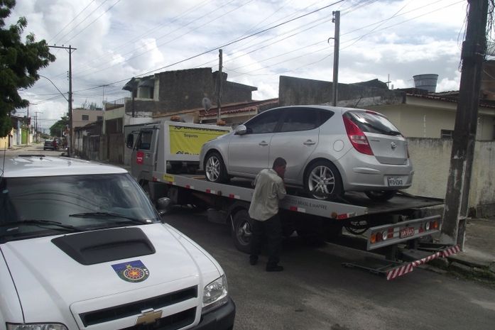 Veículo foi roubado e recuperado pela polícia