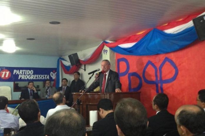 Senador Benedito discursando em Rio Largo.