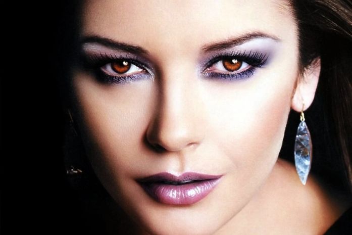 Atriz Catherine Zeta-Jones faz tratamento para transtorno bipolar, diz site