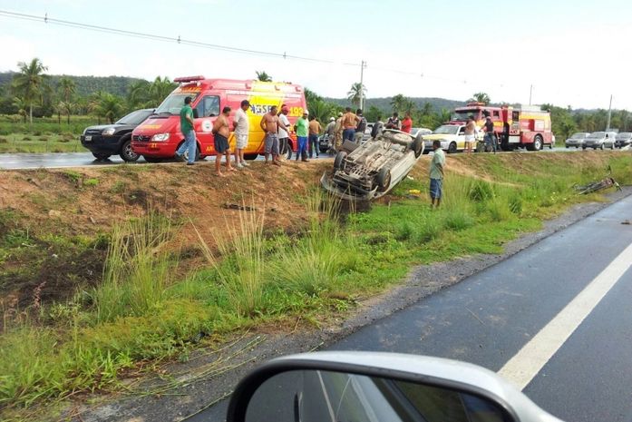Carro capota na AL 101 Sul