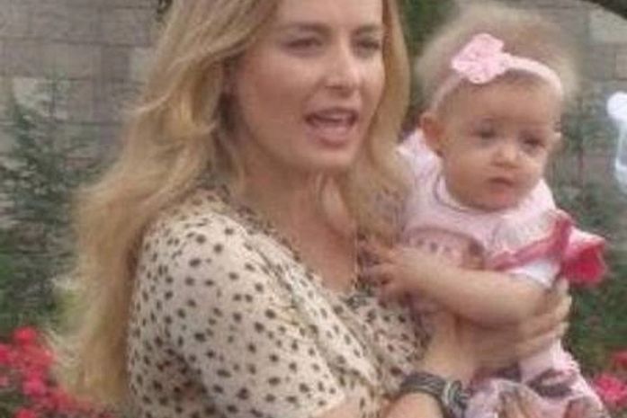 Sem Luciano Huck, Angélica leva  a pequena Eva para passeio na Disney