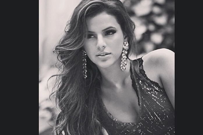 Cresceu! Bruna Marquezine posta  foto na web com cara de mulherão, toda produzida
