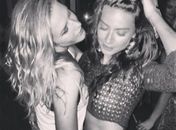 Atrizes sensualizam na  pista no aniversário de 24 anos de Sophie Charlotte