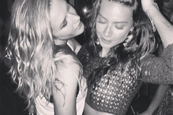 Atrizes sensualizam na  pista no aniversário de 24 anos de Sophie Charlotte