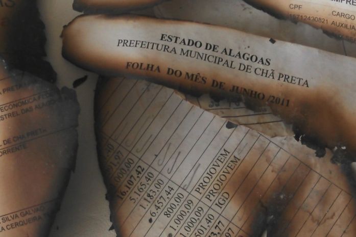 Prefeito de Chã Preta é acusado de mandar queimar documentos públicos