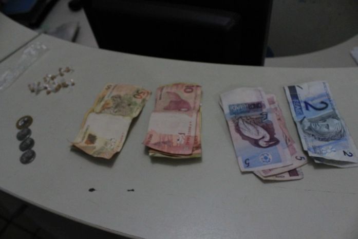 Polícia apreende 18 pedras de crack e dinheiro no bairro do Jaraguá
