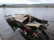 Lancha destruída pelo fogo